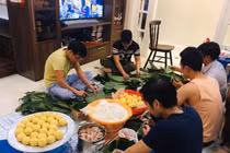 Người Việt ở Nga: Mẹ chồng gửi lá dong sang để tôi gói bánh