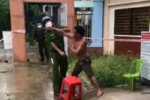 Video: Người đàn ông đấm thẳng vào mặt công an vì bị nhắc đeo khẩu trang