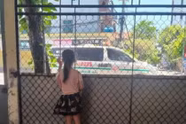 Bố lái xe cấp cứu chở F0 đi qua nhà, chỉ dám nhìn con từ xa