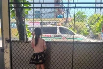 Bố lái xe cấp cứu chở F0 đi qua nhà, chỉ dám nhìn con từ xa