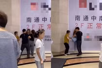 Tung tăng đưa bồ đi mua sắm thì bất ngờ gặp vợ lẫn mẹ vợ