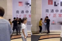 Tung tăng đưa bồ đi mua sắm thì bất ngờ gặp vợ lẫn mẹ vợ