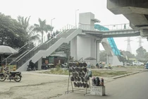 Chùm ảnh: Hàng quán tự phát bủa vây các ga tàu điện Cát Linh - Hà Đông