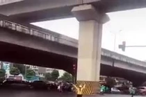 Video: Cô gái đội mũ bảo hiểm, dừng xe đạp... 'đi đường quyền' giữa ngã tư