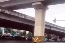 Video: Cô gái đội mũ bảo hiểm, dừng xe đạp... 'đi đường quyền' giữa ngã tư