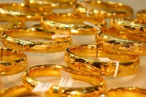 Súng nổ và lệnh trừng phạt: Vàng có thể lên 200 triệu/lượng