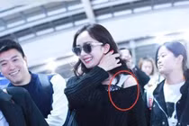 Dương Mịch vô tình bị tụt áo ở sân bay