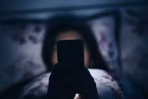 3 lý do đi ngủ với điện thoại bên cạnh là thói quen cực xấu 