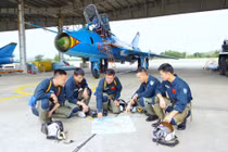 Nghe phi công trẻ lái tiêm kích kể chuyện bổ nhào cắt bom