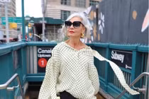 Quý bà 56 tuổi vẫn mặc đẹp sành điệu bất chấp