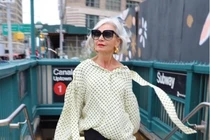 Quý bà 56 tuổi vẫn mặc đẹp sành điệu bất chấp