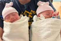 Cặp vợ chồng một năm sinh non 2 cặp sinh đôi