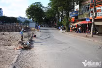 Hà Nội: Đường Vũ Tông Phan sụt lún, võng nứt cả đoạn dài