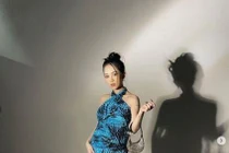 Bụng bầu "vượt mặt" nhưng con gái Minh Nhựa vẫn chụp hàng chục bộ hình 