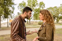 Tức phát khóc khi chồng tôi không chịu chuyển nhà