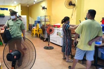 Quán bún bán hàng bất chấp lệnh cấm