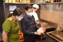 Nguy cơ ngộ độc thực phẩm khi đi du lịch