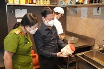 Nguy cơ ngộ độc thực phẩm khi đi du lịch