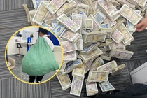 Thanh niên vác bao tải tiền lẻ “3 năm tiết kiệm ăn sáng” tới ngân hàng