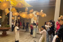 Kiếm hàng chục triệu/ngày với trào lưu chụp ảnh Tết Hà Nội