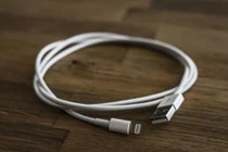 3 điều nên và không nên làm khi cổng sạc điện thoại bị ướt