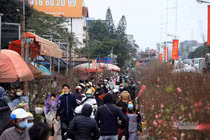 Dòng xe xuôi ngược trên hè dưới phố ngày 28 Tết, ô tô 'bò' trên đường Hà Nội