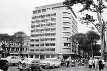 Ảnh hiếm về khách sạn “chọc trời” trứ danh Sài Gòn xưa