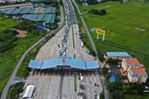 Chỉ bố trí 2 người kiểm tra mã QR, cửa ngõ Hà Nội tắc dài