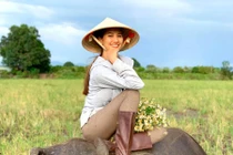 “Người đẹp Việt 10 năm chăn trâu” chia sẻ cách giữ sóng cơ thể mềm mại 