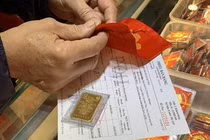 Giá vàng hôm nay 25/4: Lo Mỹ tăng lãi suất, vàng rập rình giảm giá 