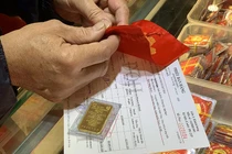 Giá vàng hôm nay 25/4: Lo Mỹ tăng lãi suất, vàng rập rình giảm giá 