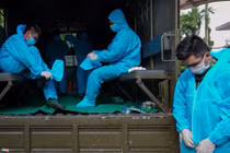 Tro cốt của bệnh nhân COVID-19 được quân đội đưa về tận nhà