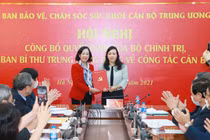 Bà Nguyễn Thị Kim Tiến nhận quyết định nghỉ hưu