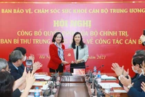 Bà Nguyễn Thị Kim Tiến nhận quyết định nghỉ hưu