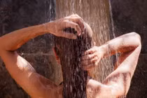 Lý do tắm khi trời bão có thể gây chết người