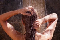 Lý do tắm khi trời bão có thể gây chết người