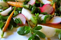 Loại rau mọc như cỏ ở Việt Nam, bên nước ngoài gọi “rau trường thọ”