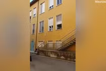 Video: Không thể thăm vợ do dịch bệnh, chồng làm điều xúc động 