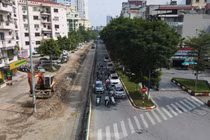 Hình ảnh công nhân xén vỉa hè để mở rộng lòng đường Trần Đăng Ninh