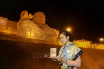 Du khách nô nức dâng đăng cầu an đầu năm trên đỉnh núi Bà Đen