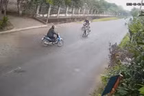 2 tài xế xe máy gặp họa vì kiểu chạy xe như chốn không người