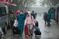 Hàng trăm người vui vẻ ra về khi hết cách ly ở khu KTX Pháp Vân