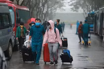 Hàng trăm người vui vẻ ra về khi hết cách ly ở khu KTX Pháp Vân