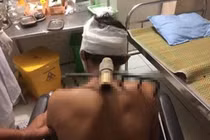 Vì sao con trai bổ bồ cào vào vai bố trong bữa cơm?