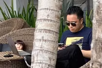 Victor Vũ bế búp bê đi quanh chung cư