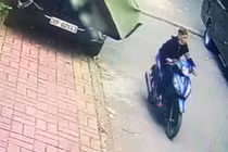 Bắt thiếu niên 14 tuổi trộm 11 nghìn USD trong xe Mercedes S450