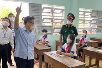 Học sinh lớp 9 ở Tiền Giang trong ngày trở lại trường