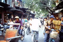 Loạt ảnh “sống động đậy” về khu phố cổ Hà Nội năm 1995 