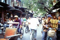 Loạt ảnh “sống động đậy” về khu phố cổ Hà Nội năm 1995 