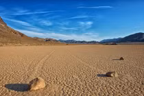 Giải mã bí ẩn về những ‘hòn đá biết đi’ tại thung lũng chết 